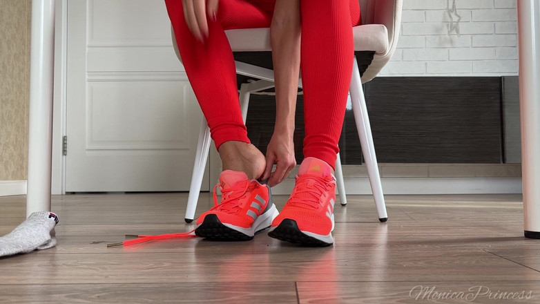 Princess Monica: Pantofi și picioare se joacă sub masă