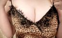 Busty Vic: Calcinha com estampa de leopardo, peitos provocando