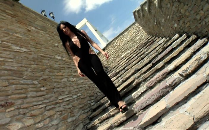 EROTICONLY: Młoda kobieta ssie ogromnego kutasa