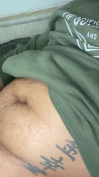 Gran polla barbudo masturbándose y mancharse con semen