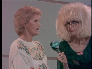 Old Good Porn: Sexy blonďatá MILFka v červeném prádle zvládne anální vrtání jako profesionál