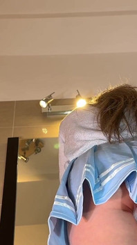 Super sexy flaca pequeña rubia universitaria muestra su coño mojado carnoso debajo de su falda corta