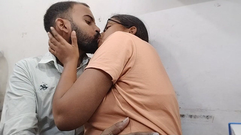 Pooja Didi: Stiefdochter geniet van de lul van stiefvader. Zoenen en zuigen