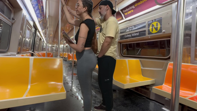 Gabi SweetCouplesStories: Chica estudiante se corre en el metro de Nueva York