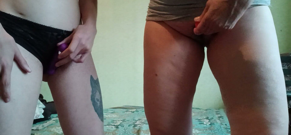 Lesbian-candys: Moja dziewczyna i ja masturbujemy się wibratorami w tym samym...