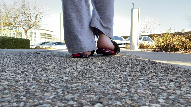 Tan feets: タンフィーツが公共の場でスリッパを履く自然な爪でからかう