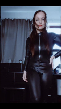 Bir catsuit ve çizmeler yeni eldivenlerim var