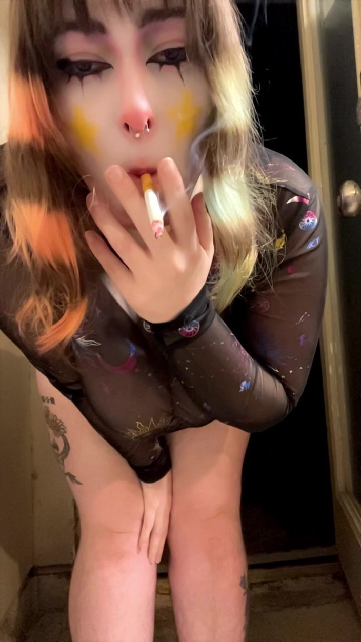 Mushroombitchx: Galaxy the payaso disfruta usando su bandeja de ceniza humana...