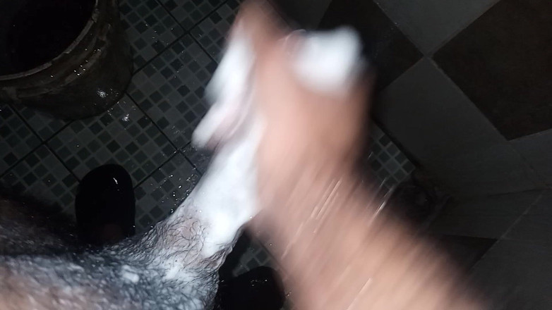 Cute boy jerks off: 吸乳男孩2在浴室外等了一段时间在淋浴