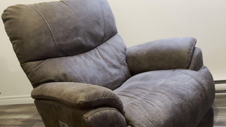 BuckDick: 18-jährige Jungfrau masturbiert vor dem Fernseher