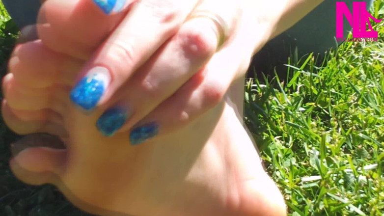 Nyllady: Nyllady Walking Barefoot di Rumput Th di taman