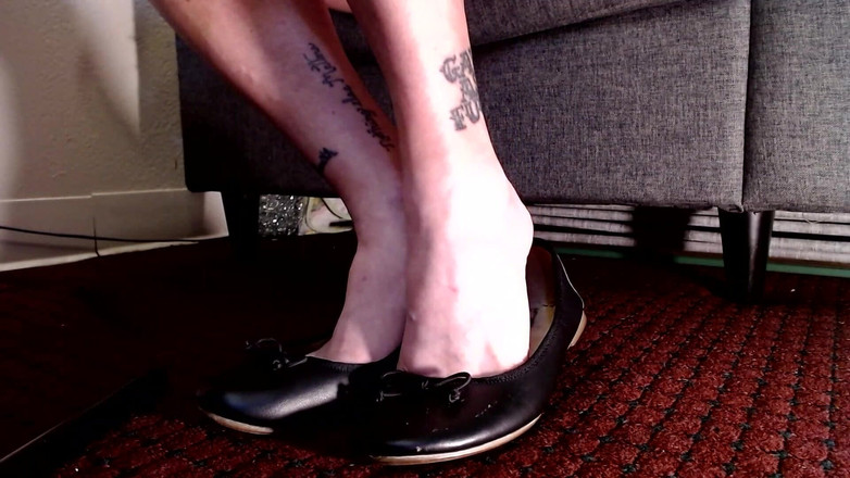 Abby Anna: Red Toenails Black Flats Bota Hra