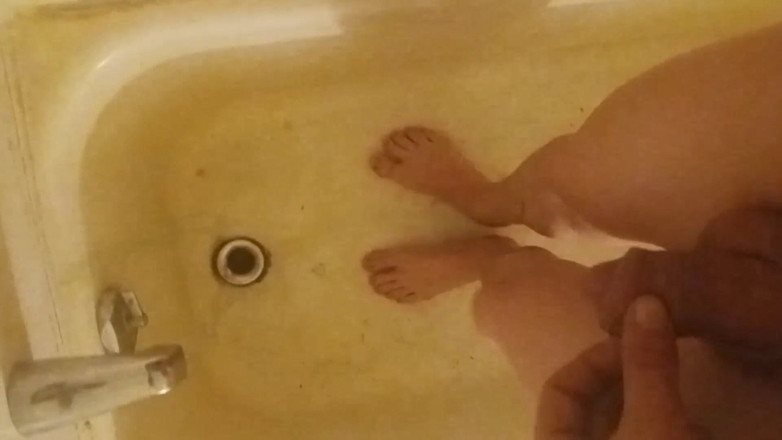 LilTaste: Pacing nudo e a piedi nudi pipì ai miei piedi,...