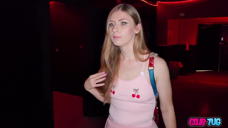Club Tug: 無垢なウィンター・フリンが大人向け劇場でバカを!