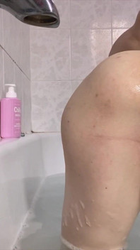 Îmi fut fundul twink în cadă