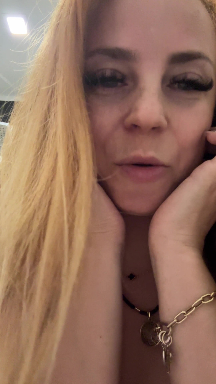 LarisaCum: Ich masturbiere in der Badewanne und streichelt meinen körper! Dann...