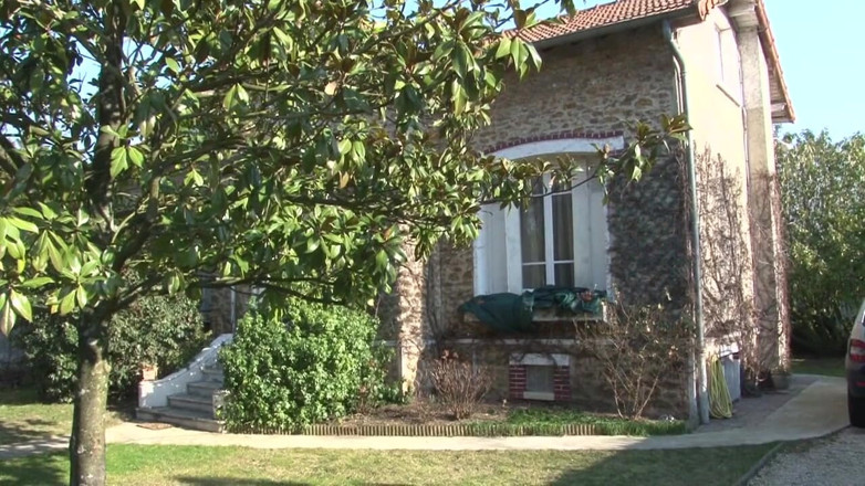 Nude in France: Un pervertito arrapato si masturba su una donna anziana sotto...