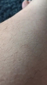 毛深い脚があなたの五感をからかう