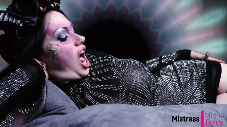 Goddess Misha Goldy: Hnědý záchodový úkol od succubusu, polykání duše a konzumování obřím zadkem!