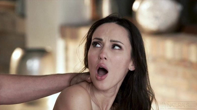 21 Naturals: 21 Naturals - リル・ムーンは、お尻で乗る前に、そのチンポが濡れるまでしゃぶります