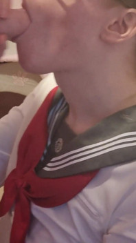 给一个巨大的变性女孩鸡巴深喉口交