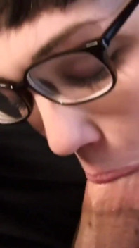 Amateur Vivian Lavey sucks cock to get cumshot