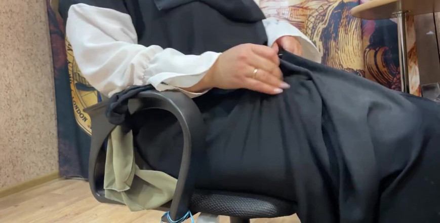 Lux Eva: 戴着穆斯林头巾的阿拉伯女人在工作时隔着内裤自慰