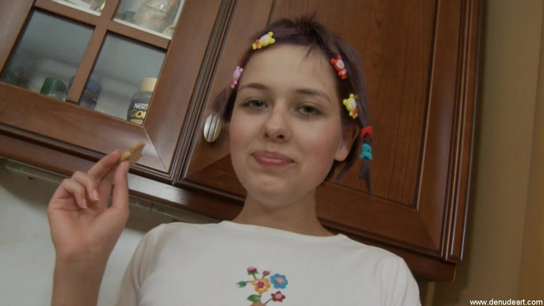 Denudeart: Симпатичная и горячая Carletta трахает пальцами ее киску