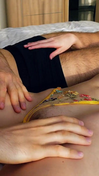 Masturbation mutuelle croisée jusqu’à l’éjaculation - femme programmeuse