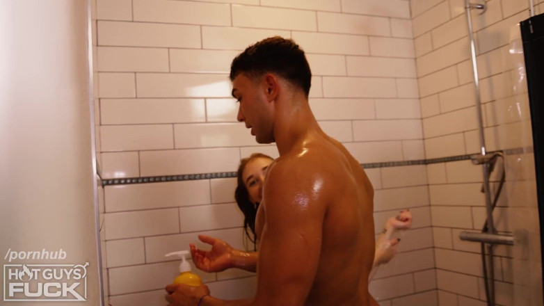 Hot Guys Fuck: Small Spinner Takes a Ride on Thick Dick Hottie!