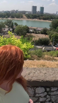 Pixie mojando jeans en el parque