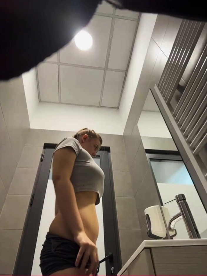 JuiceLussie: 初めての公衆トイレでのセックス
