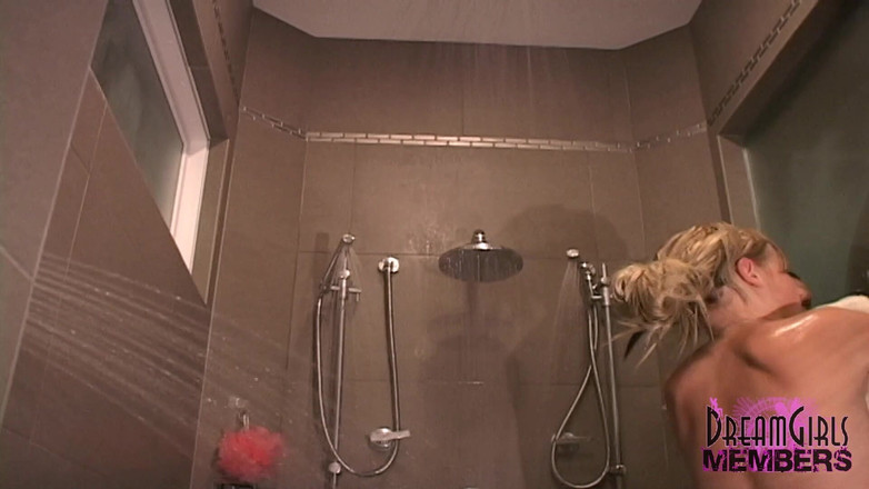 Dream Girls: Vacaciones de primavera, lindas besan y lamen el coño en...