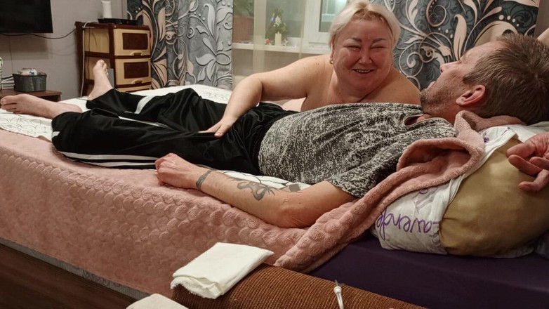 Zona901: 継母の家での朝は、深いフェラチオと彼女の口に射精するところから始まりました