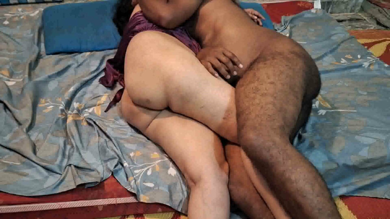 Sexy sindu: 핫한 로맨스 남친을 빨고 노는 발정난 인도 소녀