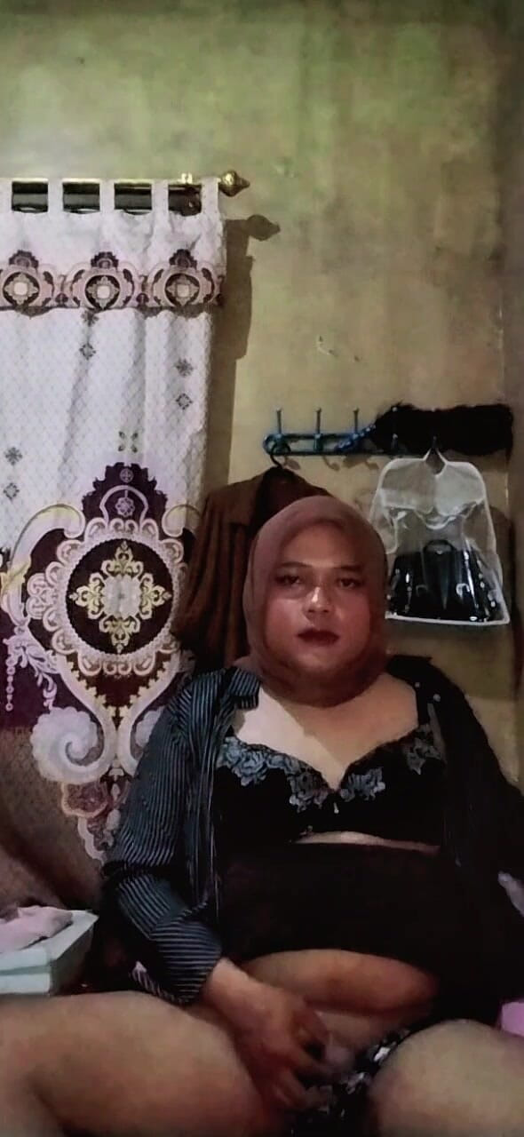 Ivvy Crossdresser: Hidžáb Shemale je nadržená, než půjde do práce