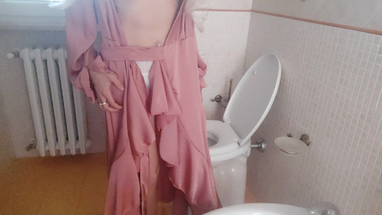savannahamatoriale: Gorgeous human barbie doll spied in the bathroom