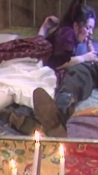 Tante seksi rambut cokelat ini dientot habis-habisan sambil pakai lilin dan ngentot habis-habisan