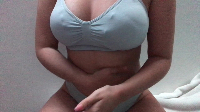 Thebeautybadby: Fată sexy își atinge țâțele