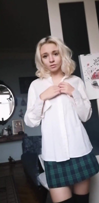 Piękny striptiz w domu