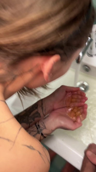 Lavati la faccia con la pisciata puttana