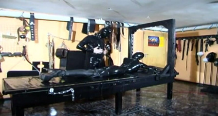 Fetish Desire: Bdsm mit maskiertem mädchen in latex