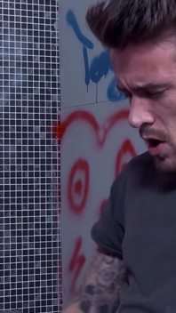 Leyla knallte hart im badezimmer von luke Hotrod