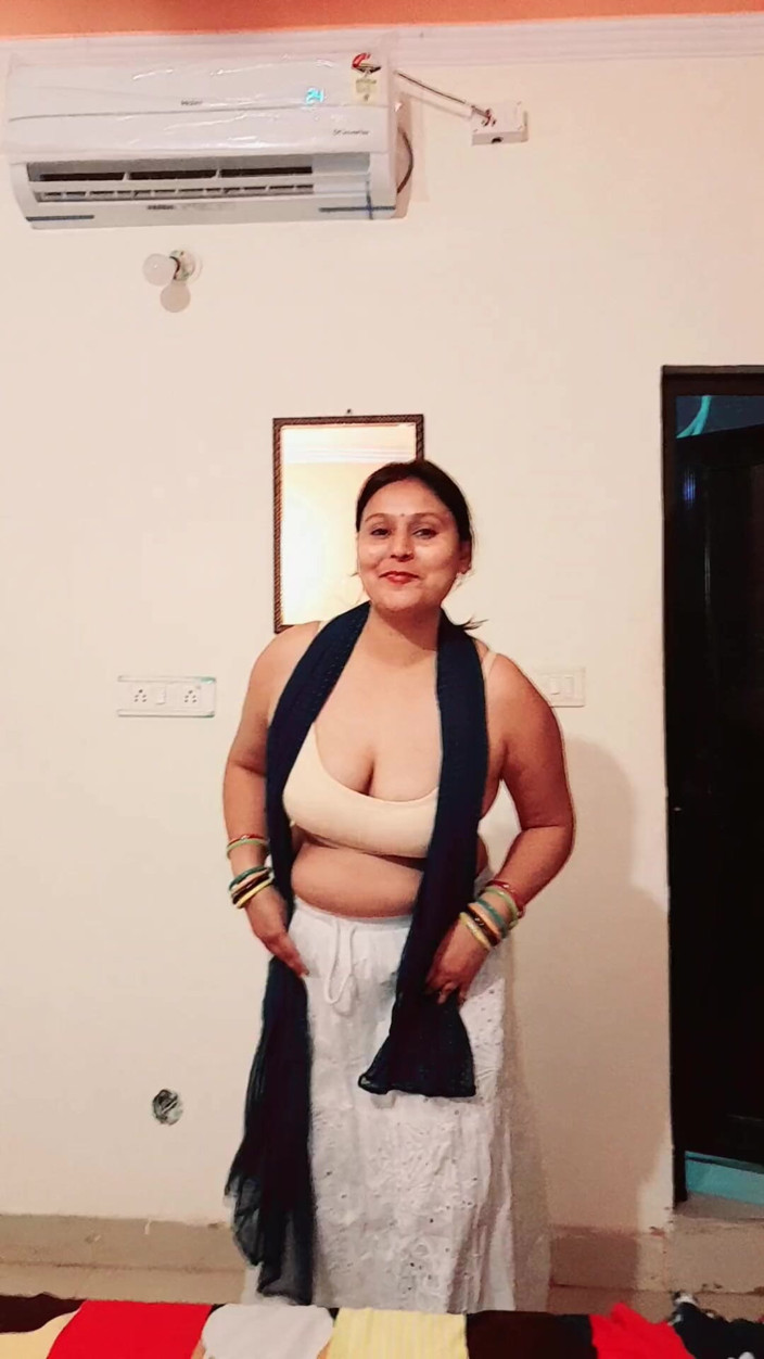 Puja555: Desi moglie puja bhabhi balla