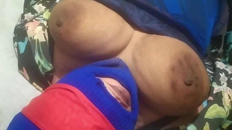 Sexsicouple: Büyük memeli evli kadın bilmeden iki yarağı emiyor ve döl...