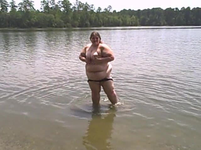 BBW nurse Vicki adventures with friends: Товстушка Енджі Кімбер, публічний стриптиз на відкритому повітрі, оголена гра в озері