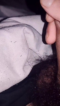Melancap zakar berbulu twink seksi 20 tahun