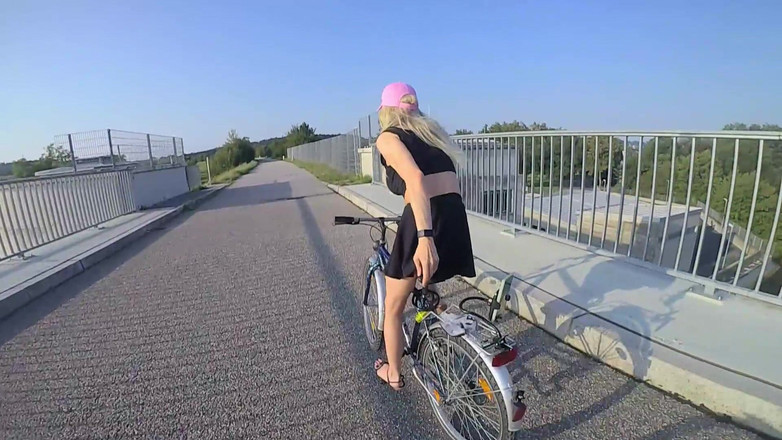 TV_Helena: Bisiklete binerken herkesin içinde çıplaklık!! Travesti kız sadece bisiklete değil, aynı...