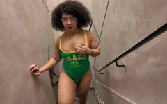 Gadis remaja brasil tgirl (sofie lolipop) dengan pantat montok