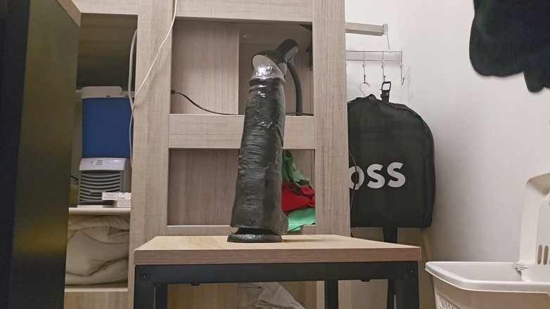 Assdildoxxl: Hisap Dildo 27x6.5cm dan Naik Bangku